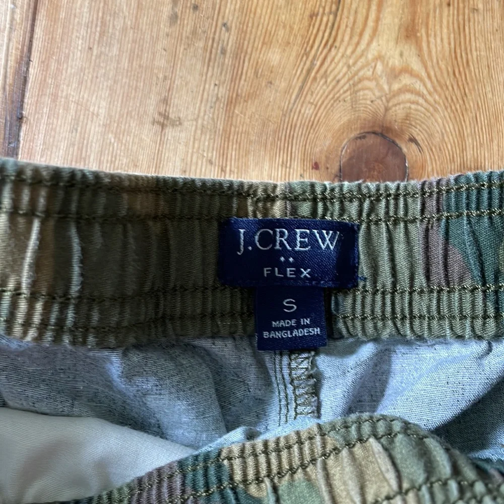 J. Crew mens camo print shorts. Size small - Picture 2 of 4
